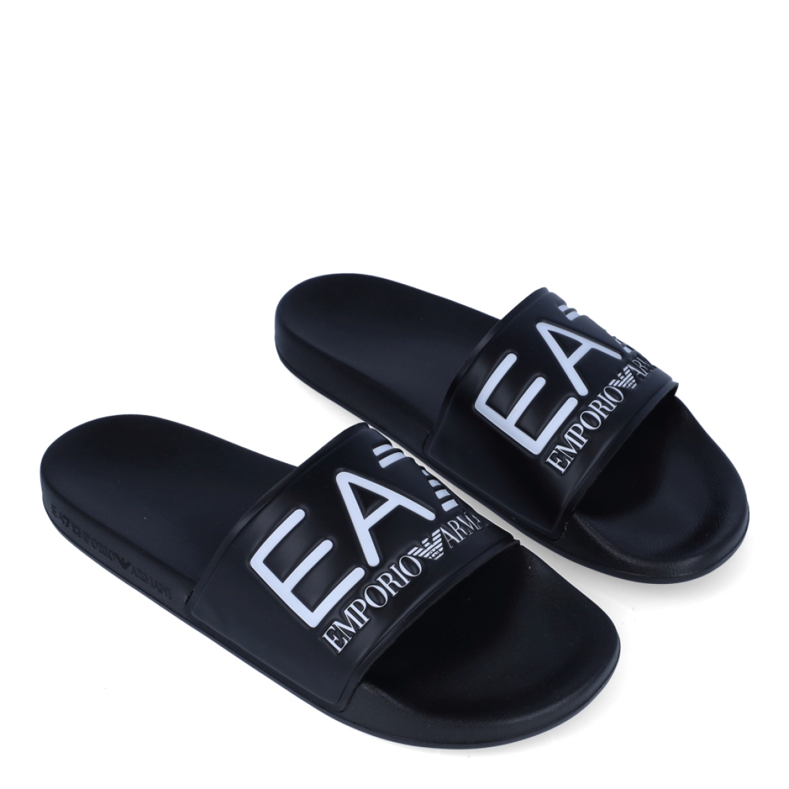 Sandalias de la marca Armani Exchange, modelo EA7. Exterior en neopreno color negro con el logo en blanco. Interior en neopreno color negro con plantilla de goma contorneada moldeada, suela exterior texturizada para mayor agarre. Estas sandalias Armani Exchange EA7 son unas clásicas, ideales para ir a todos lados esta temporada!