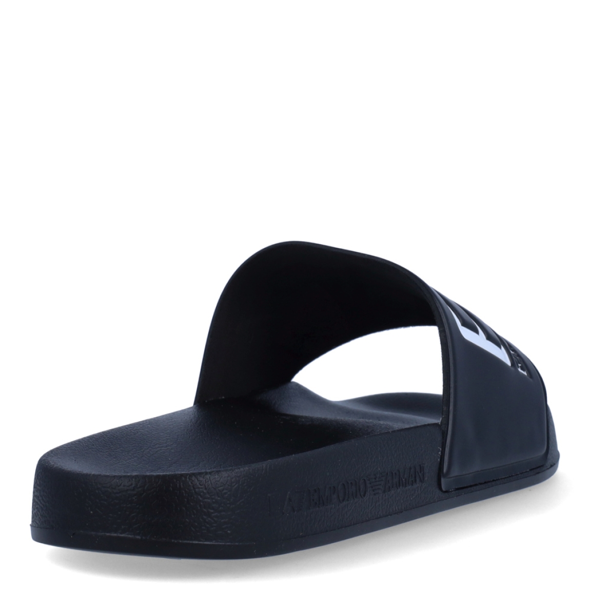 Sandalias de la marca Armani Exchange, modelo EA7. Exterior en neopreno color negro con el logo en blanco. Interior en neopreno color negro con plantilla de goma contorneada moldeada, suela exterior texturizada para mayor agarre. Estas sandalias Armani Exchange EA7 son unas clásicas, ideales para ir a todos lados esta temporada!