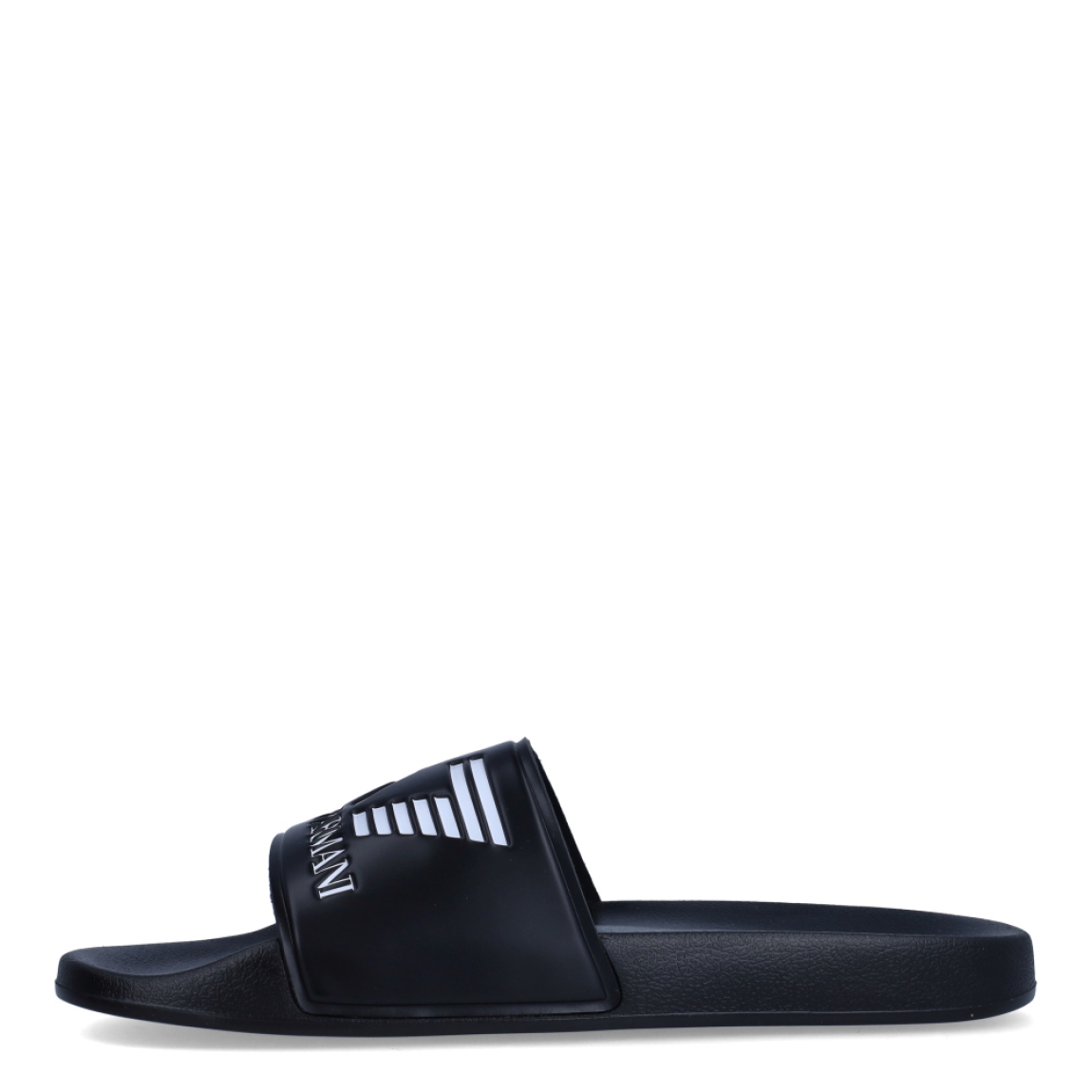 Sandalias de la marca Armani Exchange, modelo EA7. Exterior en neopreno color negro con el logo en blanco. Interior en neopreno color negro con plantilla de goma contorneada moldeada, suela exterior texturizada para mayor agarre. Estas sandalias Armani Exchange EA7 son unas clásicas, ideales para ir a todos lados esta temporada!