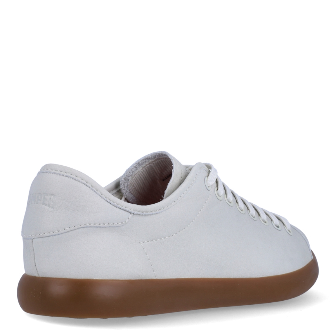 Deportivas de la marca Camper, modelo K100. Exterior en piel color blanco. Cierre con cordones. Suela de goma plana color camel. Estas deportivas Camper K100 son un complemento ideal para disfrutar de la comodidad al caminar.