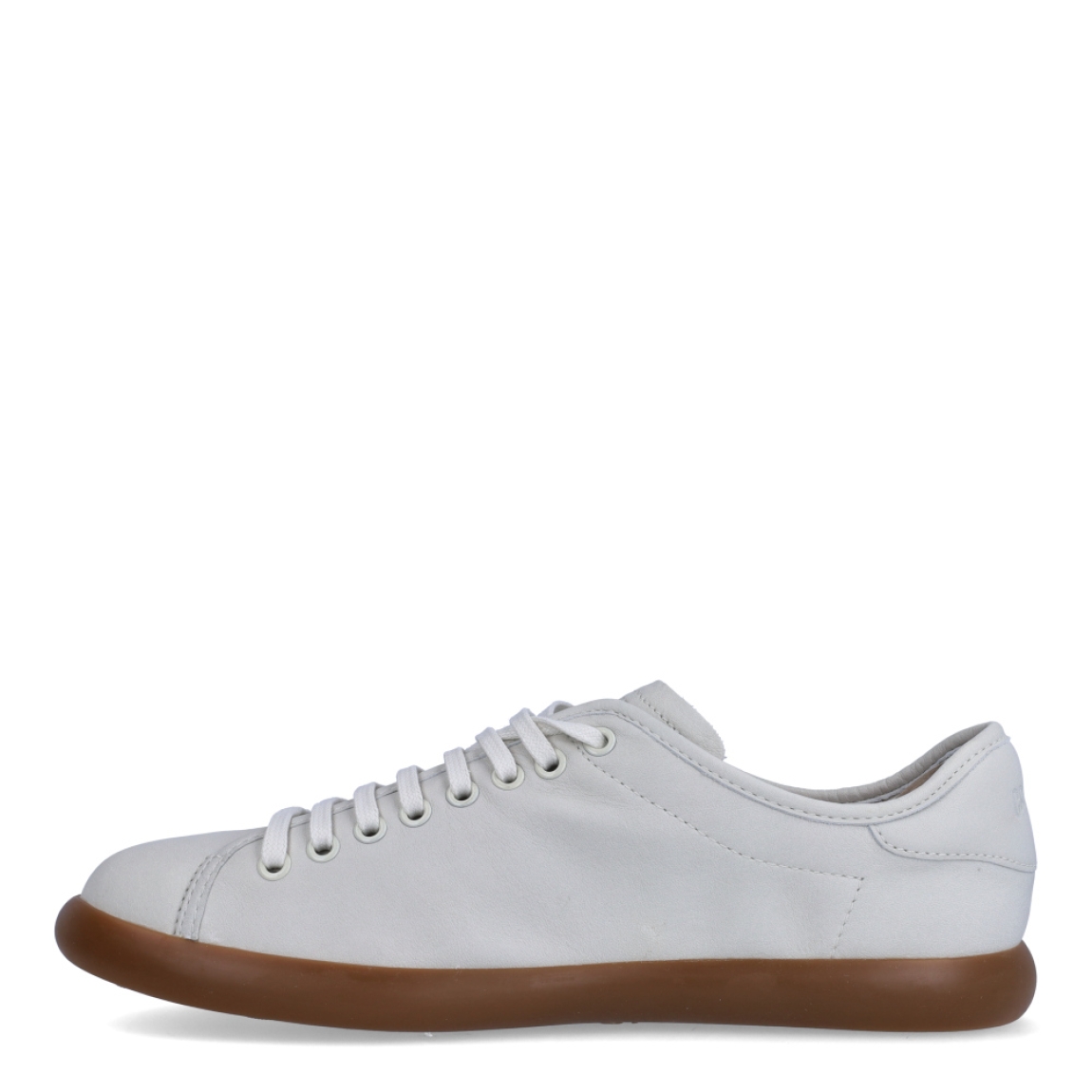 Deportivas de la marca Camper, modelo K100. Exterior en piel color blanco. Cierre con cordones. Suela de goma plana color camel. Estas deportivas Camper K100 son un complemento ideal para disfrutar de la comodidad al caminar.