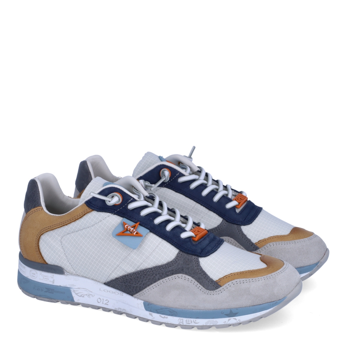 Deportivas de la marca Cetti, modelo 848 XL. Exterior de las deportivas en naylon color gris con detalle en ante color camel. Interior de las deportivas en piel color blanco con plantilla acolchada y extraíble. Cierre de las deportivas Cetti con cordones elásticos y cuña de 3cm. Estas deportivas Cetti 848 XL son unas clásicas de temporada, que te permitirán lucir looks con la máxima comodidad posible en tu día a día.