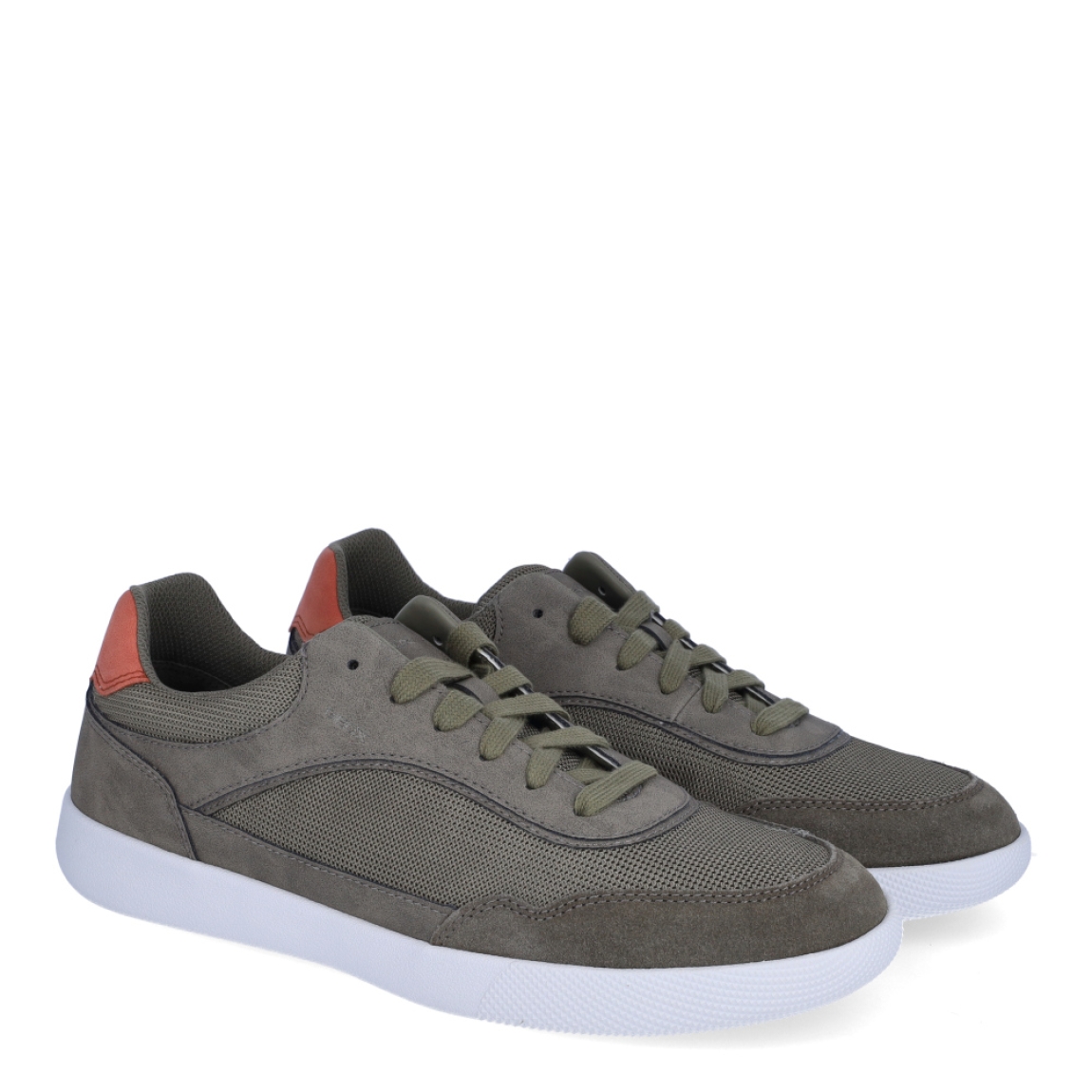 Deportivas de la marca Geox, modelo U57. Exterior en naylon color verde. Interior en textil color verde. Cierre de las deportivas con cordones. Suela de goma plana. Estas deportivas Geox U57 transpirables son un complemento ideal de comodidad para el día a día.