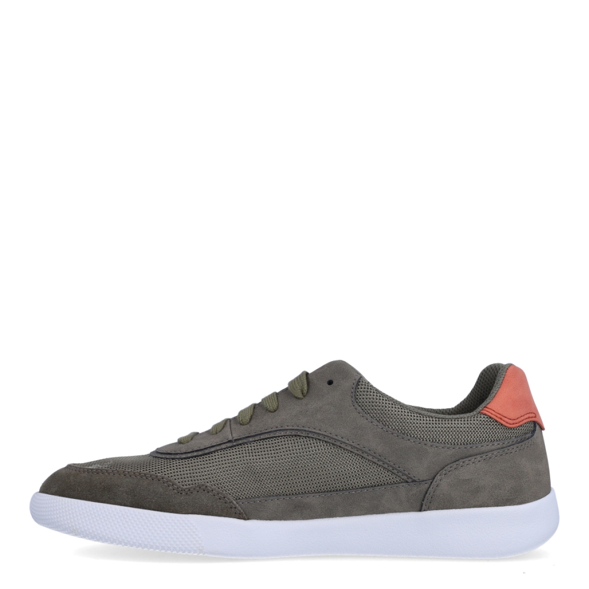 Deportivas de la marca Geox, modelo U57. Exterior en naylon color verde. Interior en textil color verde. Cierre de las deportivas con cordones. Suela de goma plana. Estas deportivas Geox U57 transpirables son un complemento ideal de comodidad para el día a día.