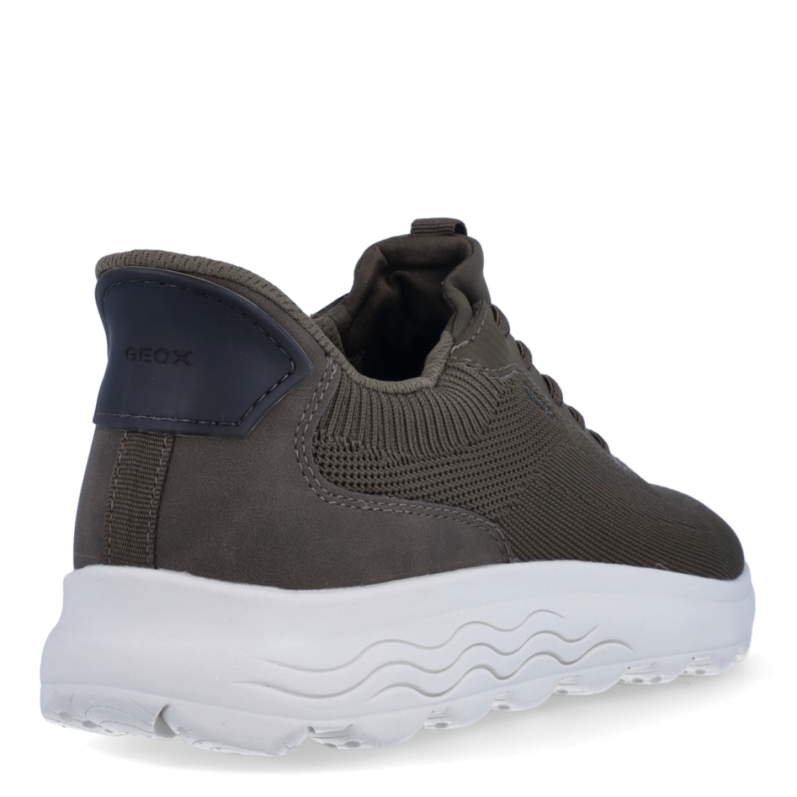 Deportiva de la marca Geox, modelo U5M. Exterior en naylon color verde. Interior en textil de color verde. Cierre con cordones. Suela de goma plana. Plantilla desmontable es práctica e higiénica, garantizando la máxima comodidad. U5M se propone como una revolución del concepto de deportiva, por su excelente nivel de comodidad, transpirabilidad y amortiguación. Un modelo de estilo emblemático para quienes aman distinguirse pero no quieren renunciar al confort.