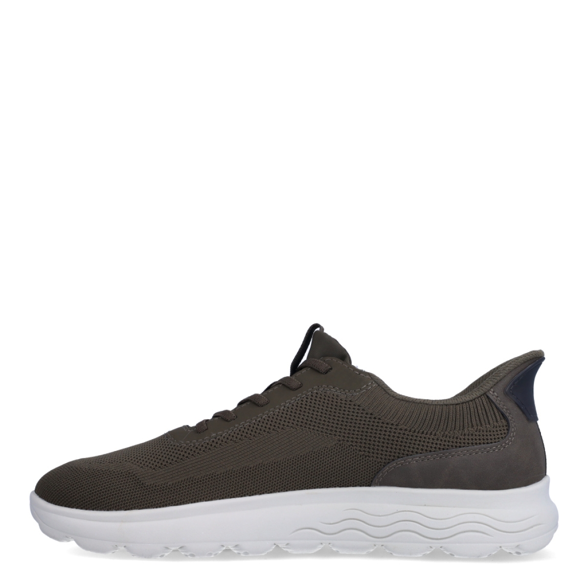 Deportiva de la marca Geox, modelo U5M. Exterior en naylon color verde. Interior en textil de color verde. Cierre con cordones. Suela de goma plana. Plantilla desmontable es práctica e higiénica, garantizando la máxima comodidad. U5M se propone como una revolución del concepto de deportiva, por su excelente nivel de comodidad, transpirabilidad y amortiguación. Un modelo de estilo emblemático para quienes aman distinguirse pero no quieren renunciar al confort.