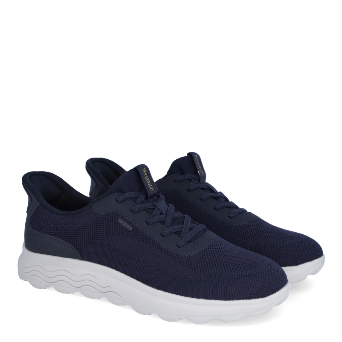 Deportiva de la marca Geox, modelo U5M. Exterior en tela color azul. Interior en textil de color azul. Cierre con cordones. Suela de goma plana. Plantilla desmontable es práctica e higiénica, garantizando la máxima comodidad. U5M se propone como una revolución del concepto de deportiva, por su excelente nivel de comodidad, transpirabilidad y amortiguación. Un modelo de estilo emblemático para quienes aman distinguirse pero no quieren renunciar al confort.
