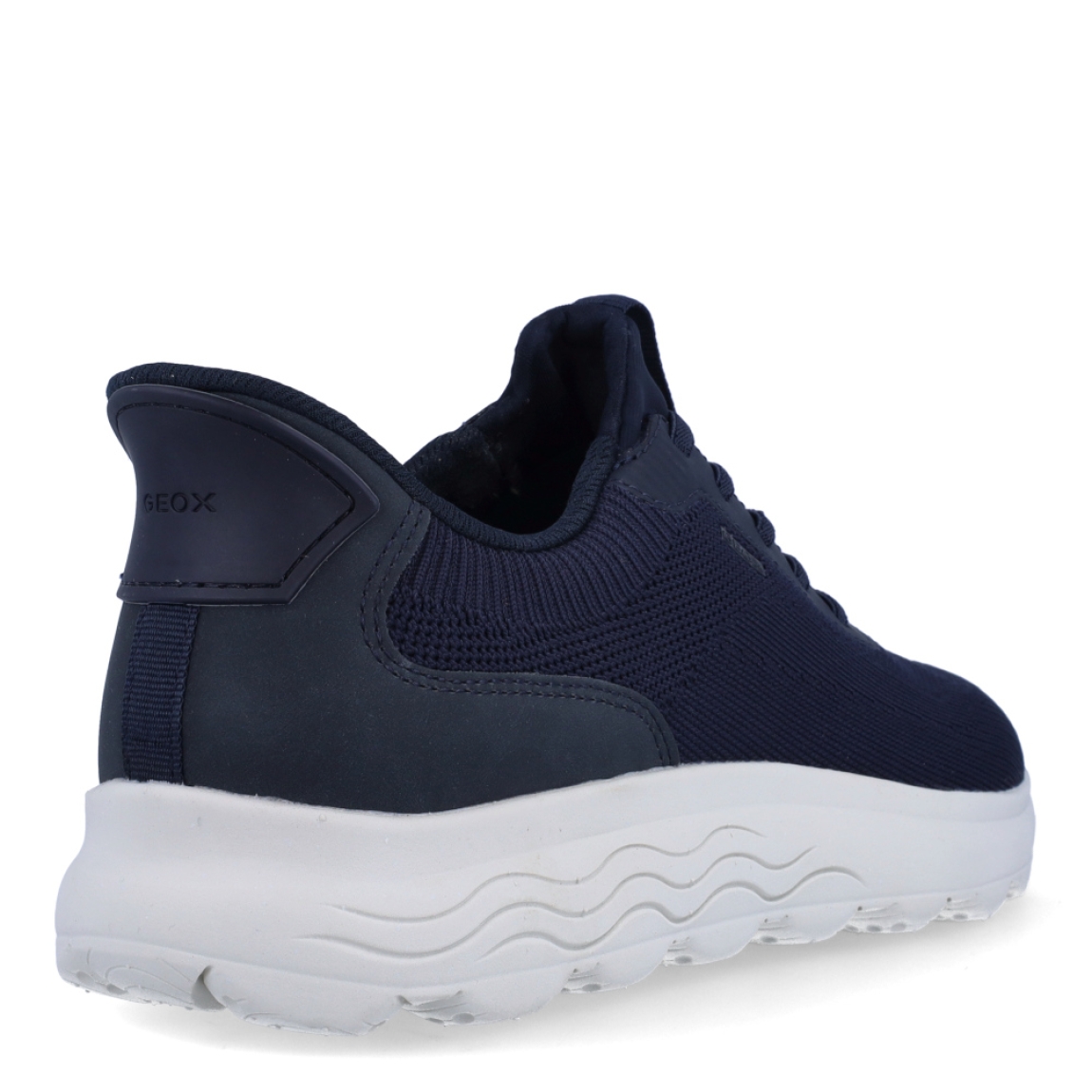Deportiva de la marca Geox, modelo U5M. Exterior en tela color azul. Interior en textil de color azul. Cierre con cordones. Suela de goma plana. Plantilla desmontable es práctica e higiénica, garantizando la máxima comodidad. U5M se propone como una revolución del concepto de deportiva, por su excelente nivel de comodidad, transpirabilidad y amortiguación. Un modelo de estilo emblemático para quienes aman distinguirse pero no quieren renunciar al confort.