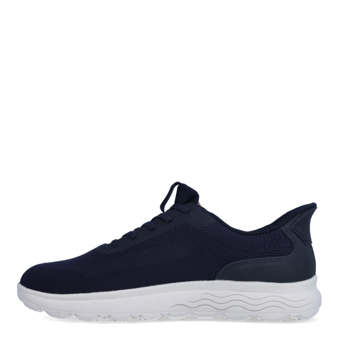Deportiva de la marca Geox, modelo U5M. Exterior en tela color azul. Interior en textil de color azul. Cierre con cordones. Suela de goma plana. Plantilla desmontable es práctica e higiénica, garantizando la máxima comodidad. U5M se propone como una revolución del concepto de deportiva, por su excelente nivel de comodidad, transpirabilidad y amortiguación. Un modelo de estilo emblemático para quienes aman distinguirse pero no quieren renunciar al confort.