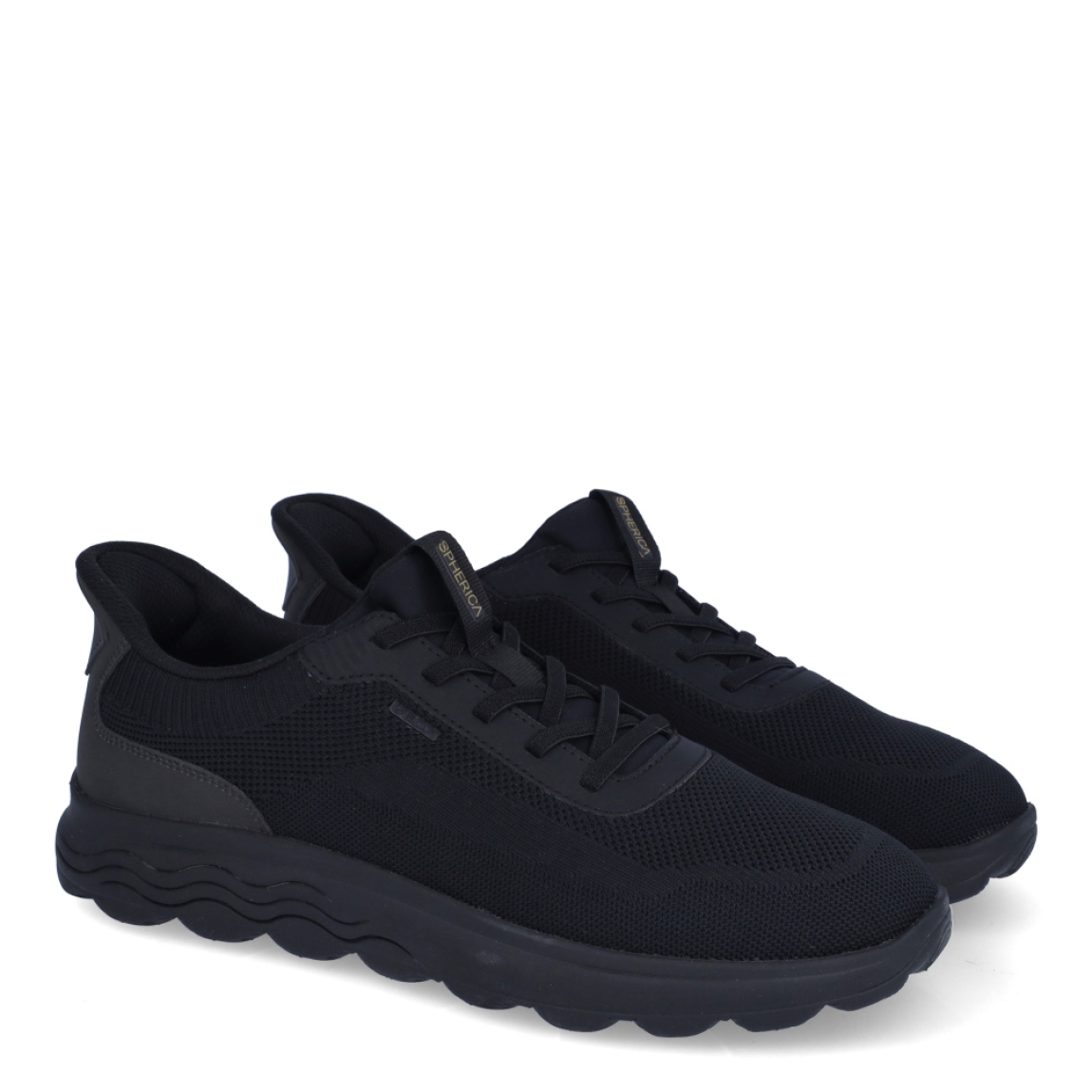 Deportiva de la marca Geox, modelo U5M. Exterior en tela color negro. Interior en textil de color negro. Cierre con cordones. Suela de goma plana. Plantilla desmontable es práctica e higiénica, garantizando la máxima comodidad. U5M se propone como una revolución del concepto de deportiva, por su excelente nivel de comodidad, transpirabilidad y amortiguación. Un modelo de estilo emblemático para quienes aman distinguirse pero no quieren renunciar al confort.