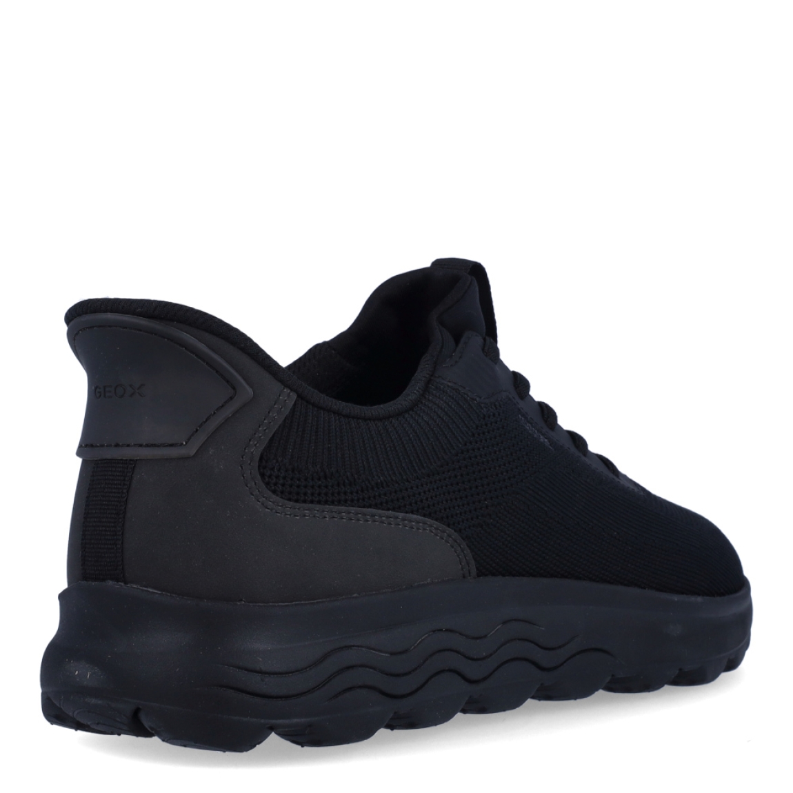 Deportiva de la marca Geox, modelo U5M. Exterior en tela color negro. Interior en textil de color negro. Cierre con cordones. Suela de goma plana. Plantilla desmontable es práctica e higiénica, garantizando la máxima comodidad. U5M se propone como una revolución del concepto de deportiva, por su excelente nivel de comodidad, transpirabilidad y amortiguación. Un modelo de estilo emblemático para quienes aman distinguirse pero no quieren renunciar al confort.