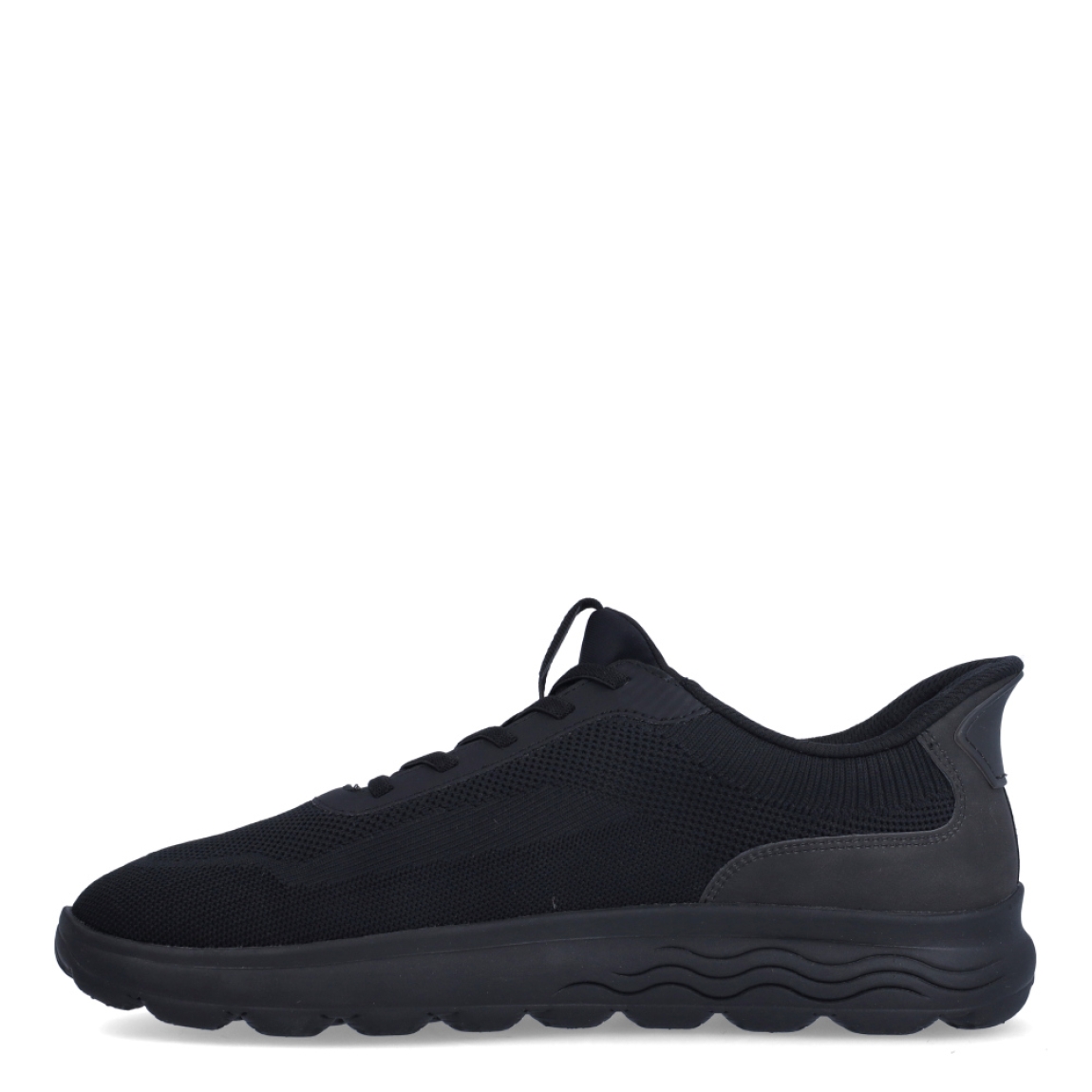 Deportiva de la marca Geox, modelo U5M. Exterior en tela color negro. Interior en textil de color negro. Cierre con cordones. Suela de goma plana. Plantilla desmontable es práctica e higiénica, garantizando la máxima comodidad. U5M se propone como una revolución del concepto de deportiva, por su excelente nivel de comodidad, transpirabilidad y amortiguación. Un modelo de estilo emblemático para quienes aman distinguirse pero no quieren renunciar al confort.