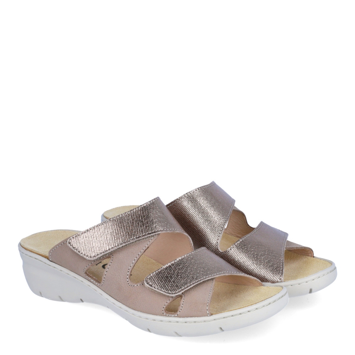 Sandalias de la marca Comfort Class, modelo VICKY. Exterior de las sandalias en piel color taupe. Interior de las sandalias en piel color beig con plantilla acolchada y extraíble. Cierre de las sandalias con doble velcro y cuña de 3cm de altura. Estas sandalias Comfort Class VICKY son un complemento perfecto de comodidad para tus looks diarios.