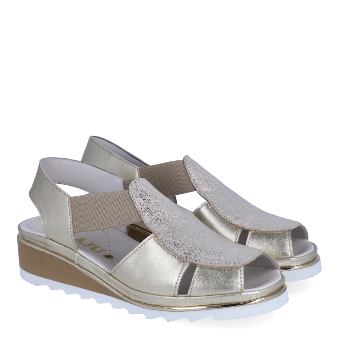 Sandalias de la marca Plaju, modelo CRIS. Exterior de las sandalias en piel color platino y detalle en piel efecto rejilla color platino brillante. Interior en piel color blanco. Cierre de las sandalias Plaju con dos gomas elásticas y cuña de 3cm de altura. Estas sandalias Plaju CRIS son el complemento ideal para esta temporada, no te pueden faltar en el armario.