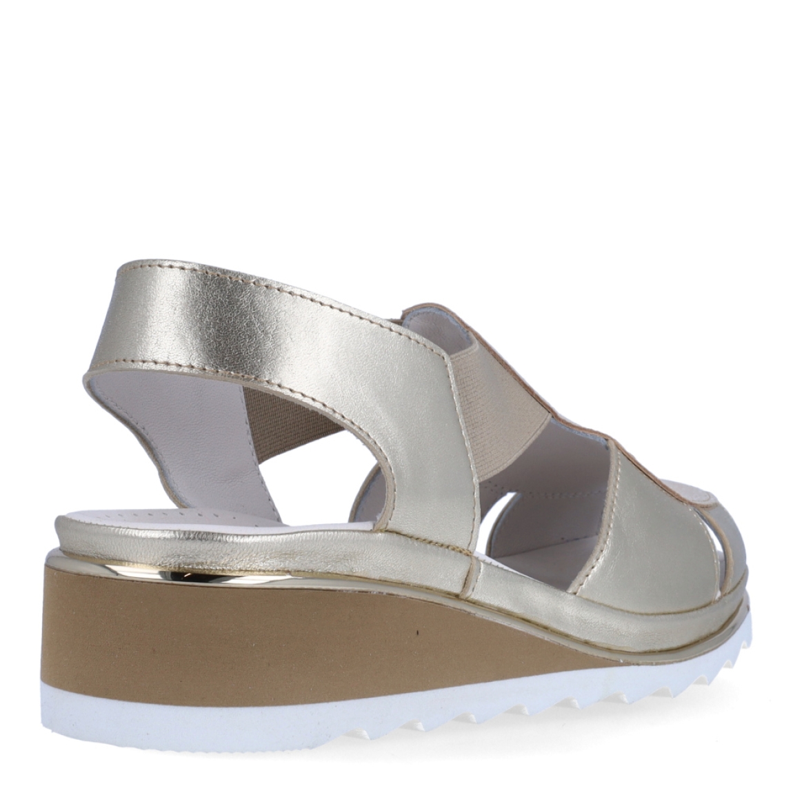 Sandalias de la marca Plaju, modelo CRIS. Exterior de las sandalias en piel color platino y detalle en piel efecto rejilla color platino brillante. Interior en piel color blanco. Cierre de las sandalias Plaju con dos gomas elásticas y cuña de 3cm de altura. Estas sandalias Plaju CRIS son el complemento ideal para esta temporada, no te pueden faltar en el armario.