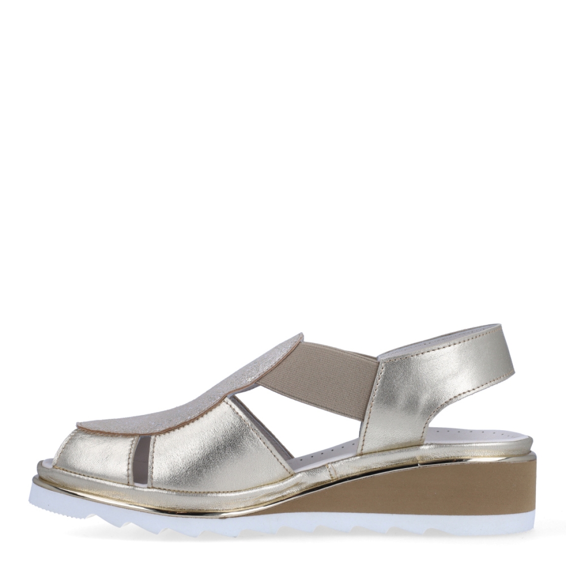 Sandalias de la marca Plaju, modelo CRIS. Exterior de las sandalias en piel color platino y detalle en piel efecto rejilla color platino brillante. Interior en piel color blanco. Cierre de las sandalias Plaju con dos gomas elásticas y cuña de 3cm de altura. Estas sandalias Plaju CRIS son el complemento ideal para esta temporada, no te pueden faltar en el armario.