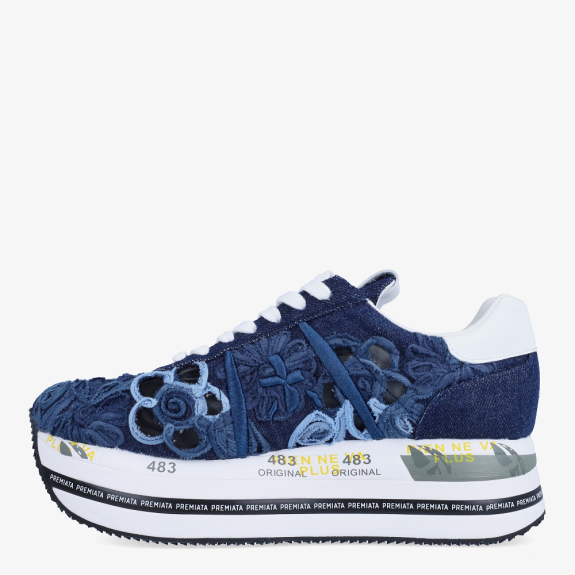 Deportiivas de la marca Premiata, modelo BETH. Exterior de la deportivas en tela color azul con detalle de flores. Interior color blanco. Cierre de las deportivas Premiata con cordones blancos. Deportivas con plataforma de 5cm de altura con detalle de estampado. Estas deportivas Premiata BETH son la combinación perfecte entre lo clásico, cómodo y original. Será tu complemento perfecto para esta temporada!