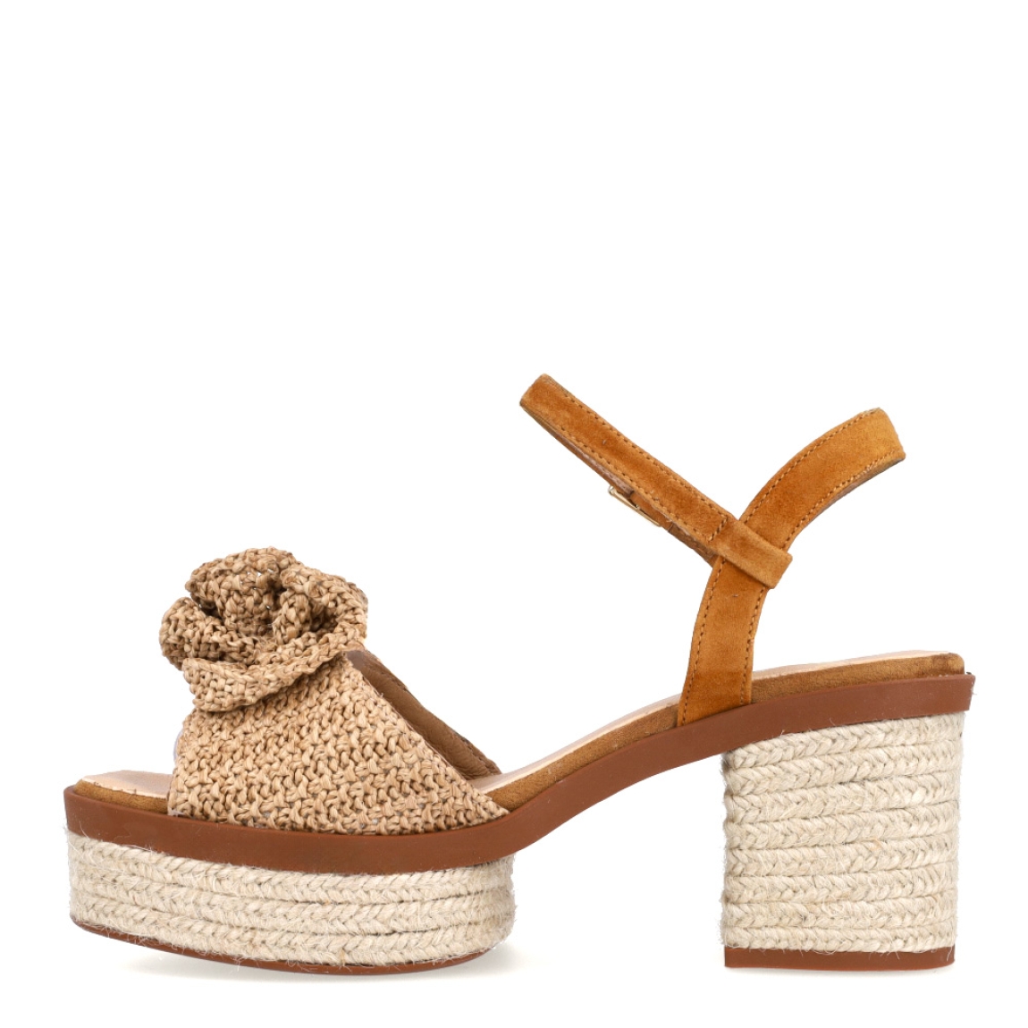 Sandalias de la marca Gaimo, modelo Luana. Elaboradas en rafia colo camel, combinan elegancia y comodidad con su propuesta en rafia natural, con un delicado adorno de flor y talón abierto con pulsera ajustable. Cierre con hebilla en tobillo y un tacón de 8cm de altura. Elaboradas artesanalmente en Arnedo, España, con materiales de alta calidad y 100% naturales, las sandalias Luana son la opción perfecta para quienes buscan elevar sus looks veraniegos.