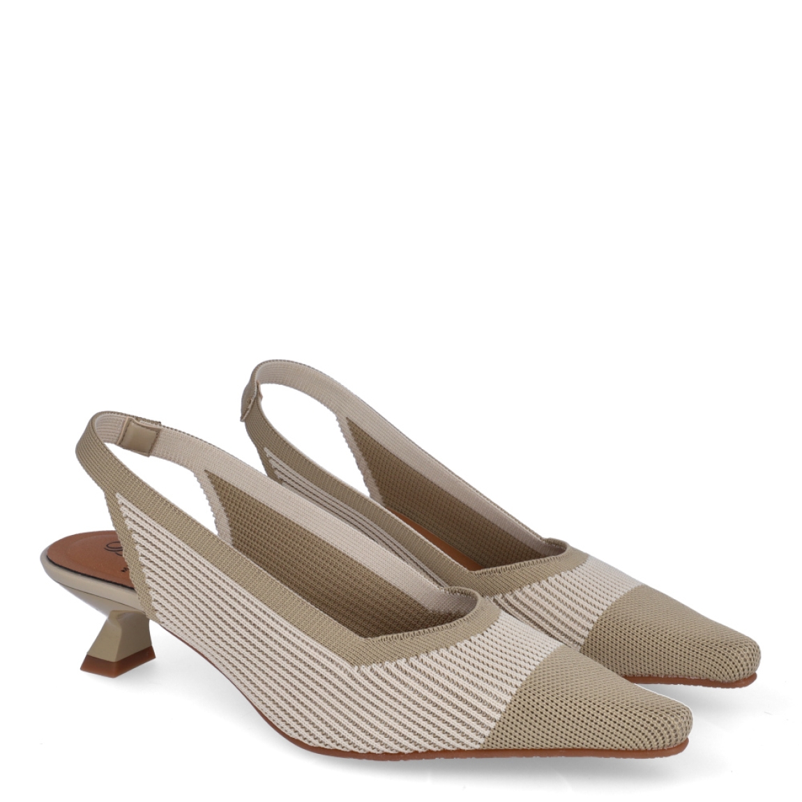 Salones destalonados de la marca Miss Elastic, modelo BRUNA. Exterior en tela color taupe con punta lápiz. Interior en piel color camel. Cierre con elástico tobillo. Salones con tacón de 3cm de altura. Salones destalonados Miss Elastic BRUNA ideales para complementar tus looks con elegancia y comodidad.
