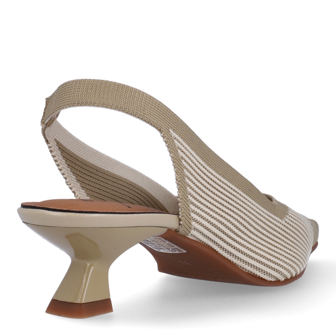 Salones destalonados de la marca Miss Elastic, modelo BRUNA. Exterior en tela color taupe con punta lápiz. Interior en piel color camel. Cierre con elástico tobillo. Salones con tacón de 3cm de altura. Salones destalonados Miss Elastic BRUNA ideales para complementar tus looks con elegancia y comodidad.