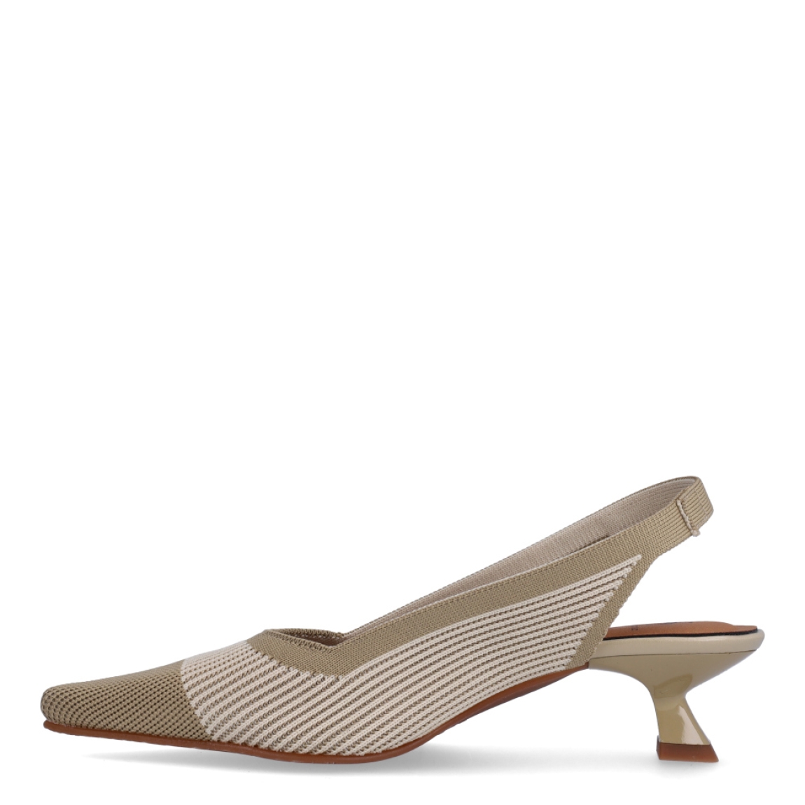 Salones destalonados de la marca Miss Elastic, modelo BRUNA. Exterior en tela color taupe con punta lápiz. Interior en piel color camel. Cierre con elástico tobillo. Salones con tacón de 3cm de altura. Salones destalonados Miss Elastic BRUNA ideales para complementar tus looks con elegancia y comodidad.