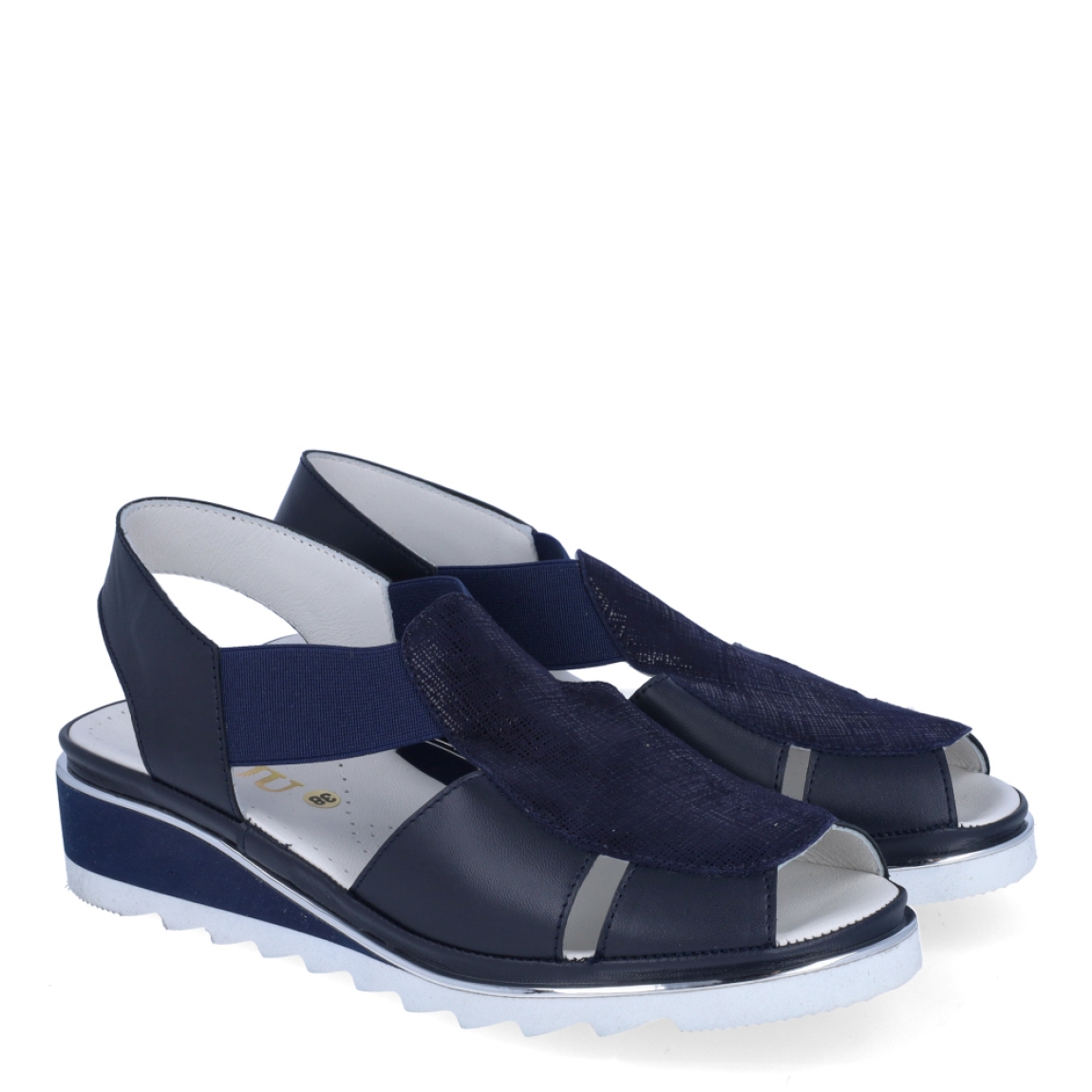 Sandalias de la marca Plaju, modelo CRIS. Exterior de las sandalias en charol color azul con detalle en piel efecto rejilla color azul brillante. Interior de las sandalias en piel color blanco. Cierre de las sandalias Plaju con dos gomas elásticas y cuña de 3cm de altura. Estas sandalias Plaju CRIS son el complemento ideal para esta temporada, no te pueden faltar en el armario.