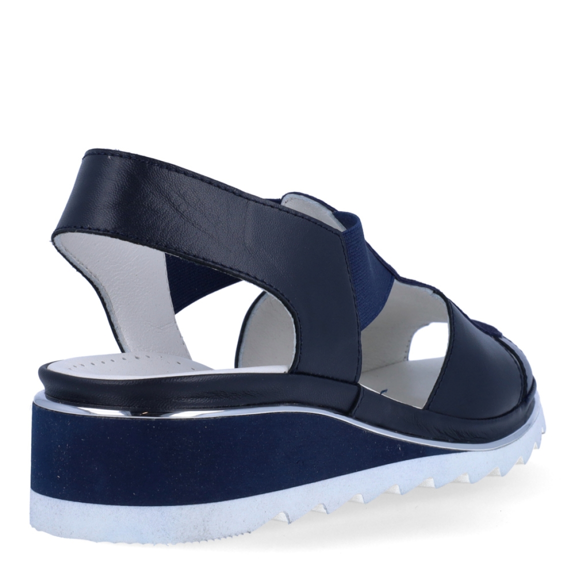 Sandalias de la marca Plaju, modelo CRIS. Exterior de las sandalias en charol color azul con detalle en piel efecto rejilla color azul brillante. Interior de las sandalias en piel color blanco. Cierre de las sandalias Plaju con dos gomas elásticas y cuña de 3cm de altura. Estas sandalias Plaju CRIS son el complemento ideal para esta temporada, no te pueden faltar en el armario.