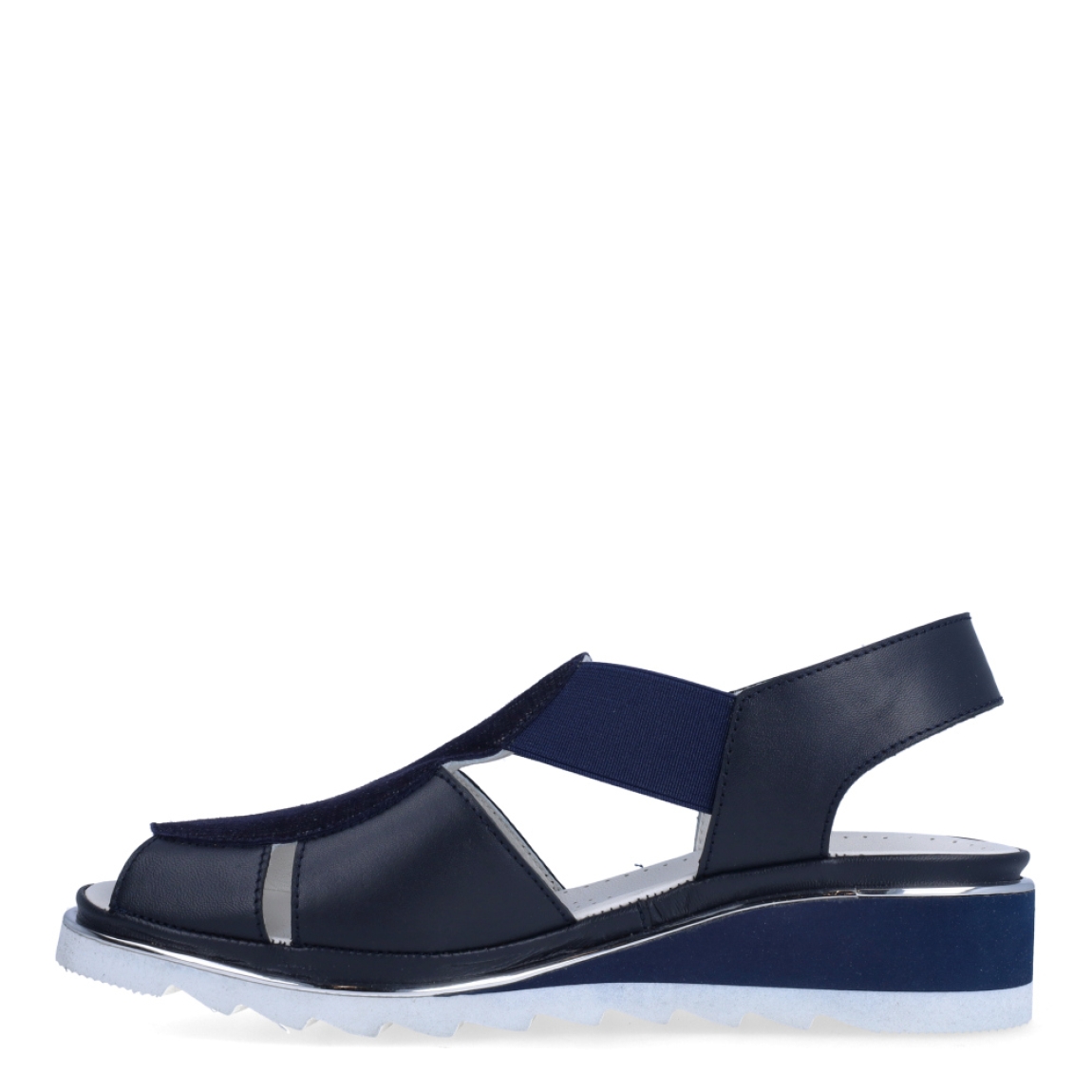 Sandalias de la marca Plaju, modelo CRIS. Exterior de las sandalias en charol color azul con detalle en piel efecto rejilla color azul brillante. Interior de las sandalias en piel color blanco. Cierre de las sandalias Plaju con dos gomas elásticas y cuña de 3cm de altura. Estas sandalias Plaju CRIS son el complemento ideal para esta temporada, no te pueden faltar en el armario.