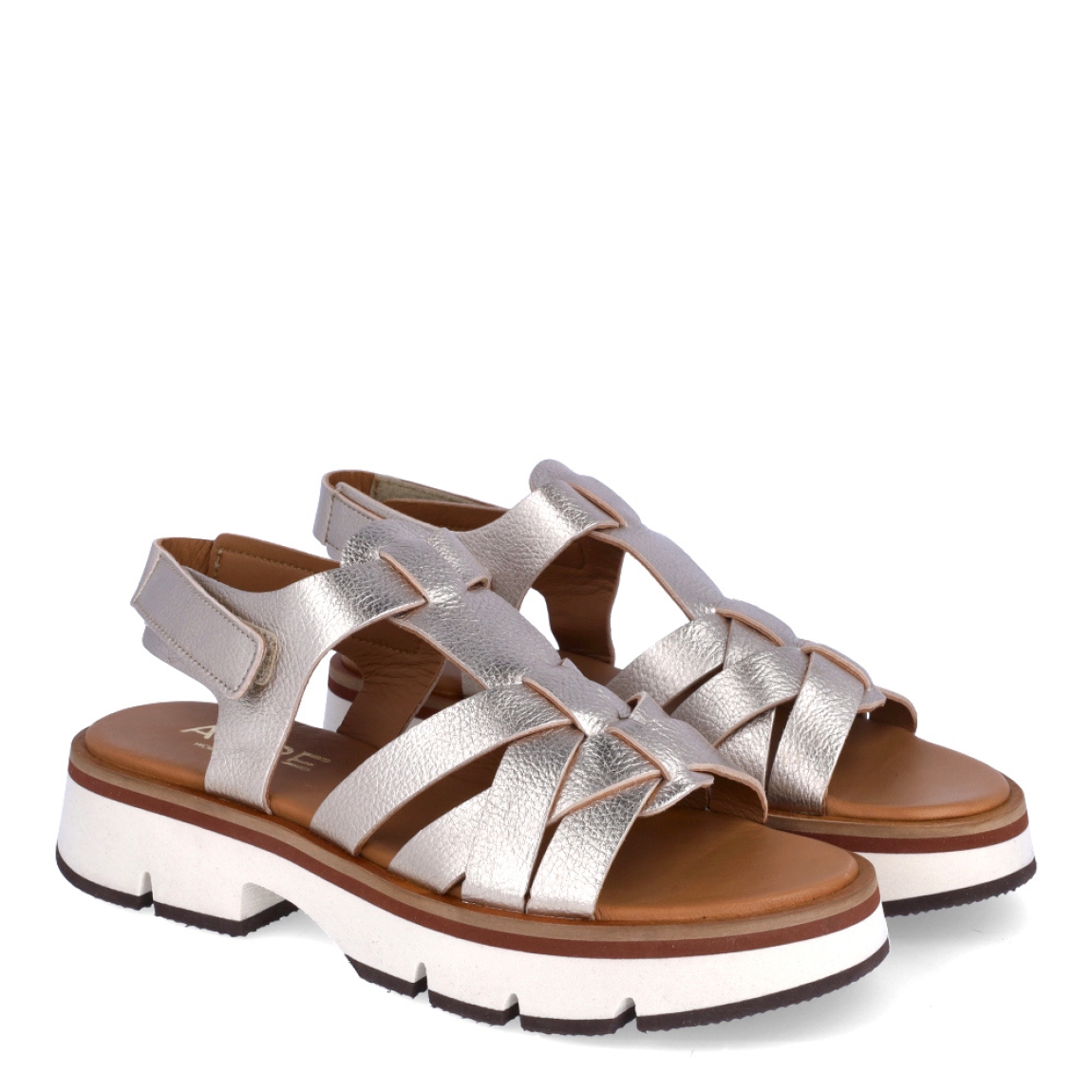Sandalias de la marca Alpe, modelo CLAUD. Exterior en piel color platino con tiras cruzadas en pala. Interior en piel color cuero. Cierre de sandalias Alpe con velcro en tobillo. Sandalias con plataforma dentada de 3cm de altura. Estas sandalias Alpe CLAUD es un complemento ideal para tus looks de temporada!