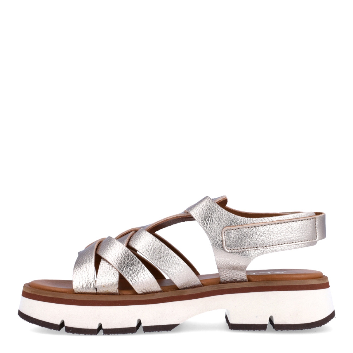 Sandalias de la marca Alpe, modelo CLAUD. Exterior en piel color platino con tiras cruzadas en pala. Interior en piel color cuero. Cierre de sandalias Alpe con velcro en tobillo. Sandalias con plataforma dentada de 3cm de altura. Estas sandalias Alpe CLAUD es un complemento ideal para tus looks de temporada!