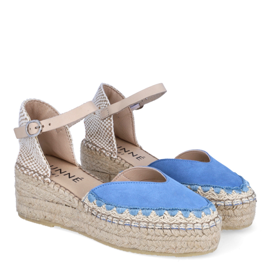 Alpargatas de la marca Munné, modelo MACA. Exterior en ante color azul con punta redonda. Interior en piel color nude. Alpargata clásica con cierre de hebilla en tobillo y cuña de piel trenzada de 5cm de altura. Estas alpargatas Munné MACA son ideales para esta temporada!