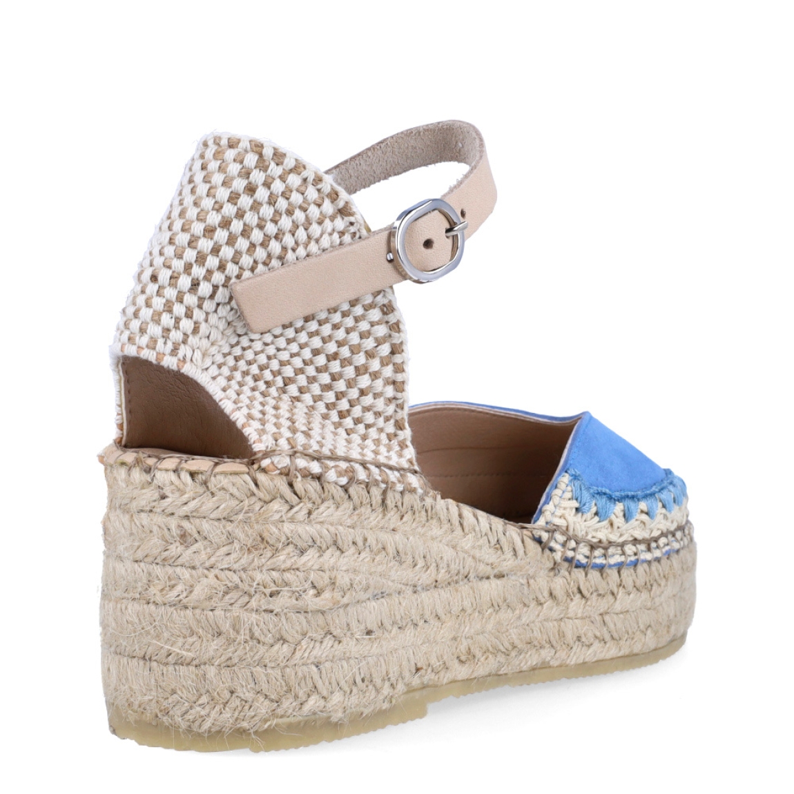 Alpargatas de la marca Munné, modelo MACA. Exterior en ante color azul con punta redonda. Interior en piel color nude. Alpargata clásica con cierre de hebilla en tobillo y cuña de piel trenzada de 5cm de altura. Estas alpargatas Munné MACA son ideales para esta temporada!