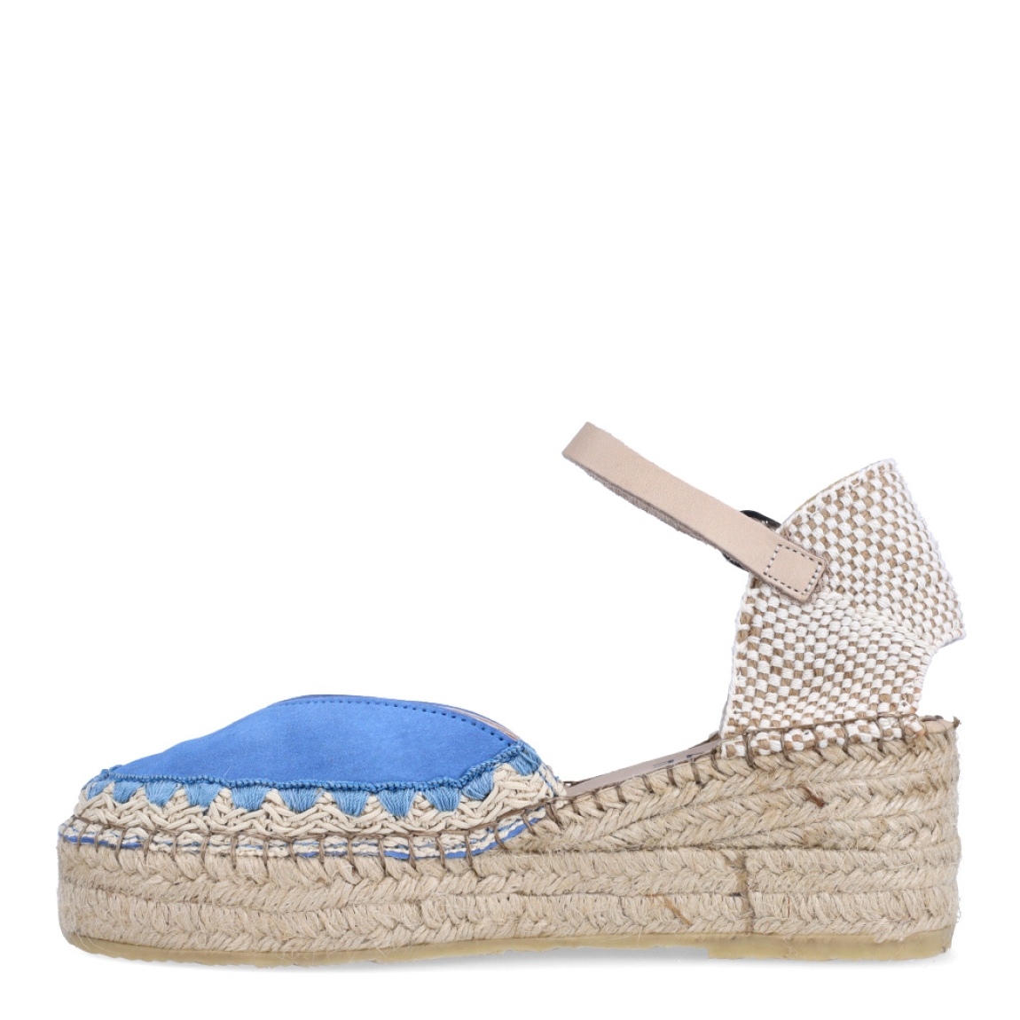 Alpargatas de la marca Munné, modelo MACA. Exterior en ante color azul con punta redonda. Interior en piel color nude. Alpargata clásica con cierre de hebilla en tobillo y cuña de piel trenzada de 5cm de altura. Estas alpargatas Munné MACA son ideales para esta temporada!