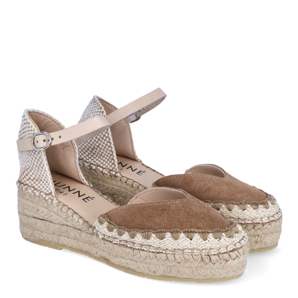 Alpargatas de la marca Munné, modelo MACA. Exterior en ante color camel con punta redonda. Interior en piel color nude. Alpargata clásica con cierre de hebilla en tobillo y cuña de piel trenzada de 5cm de altura. Estas alpargatas Munné MACA son ideales para esta temporada!
