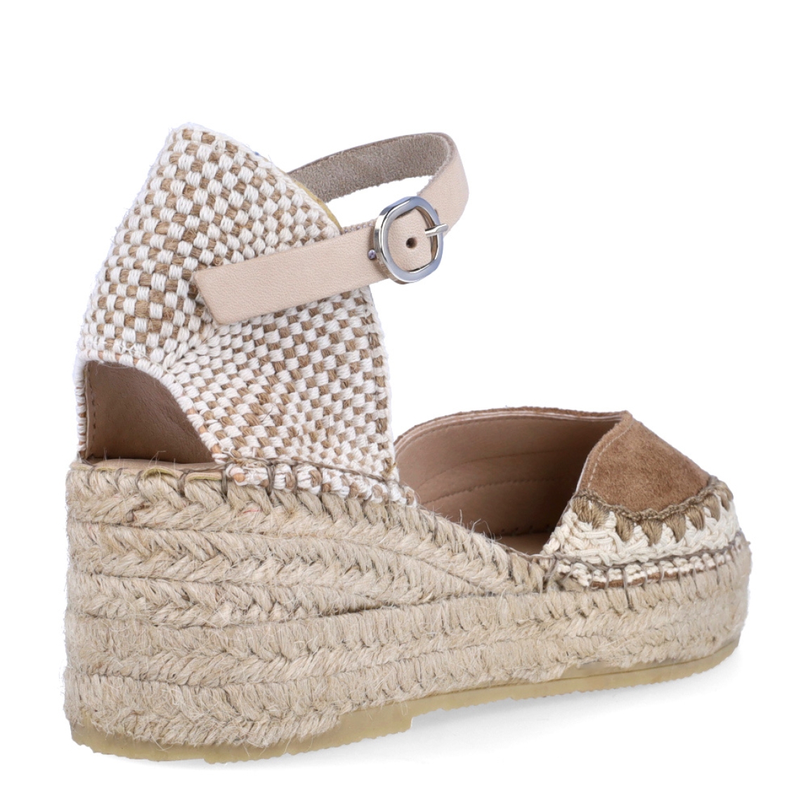 Alpargatas de la marca Munné, modelo MACA. Exterior en ante color camel con punta redonda. Interior en piel color nude. Alpargata clásica con cierre de hebilla en tobillo y cuña de piel trenzada de 5cm de altura. Estas alpargatas Munné MACA son ideales para esta temporada!