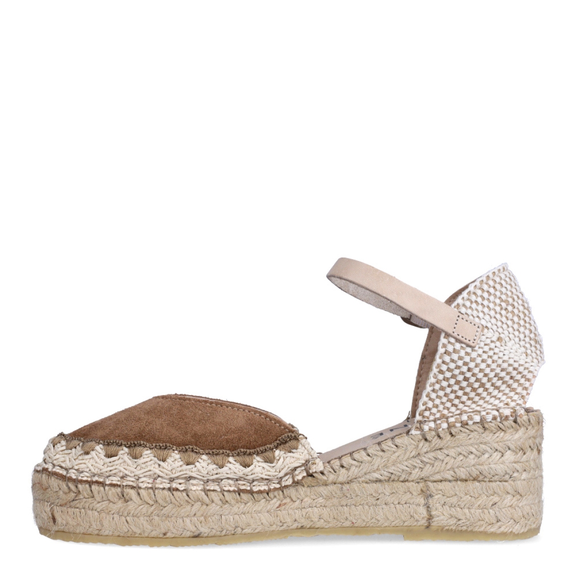 Alpargatas de la marca Munné, modelo MACA. Exterior en ante color camel con punta redonda. Interior en piel color nude. Alpargata clásica con cierre de hebilla en tobillo y cuña de piel trenzada de 5cm de altura. Estas alpargatas Munné MACA son ideales para esta temporada!
