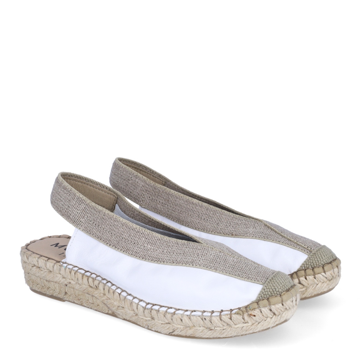 Alpargatas destalonadas de la marca Munné, modelo BENKA. Exterior en piel color blanco con punta redonda. Interior en piel color nude. Alpargata clásica con cierre elastico que va desde la pala hasta el talon.en tobillo. Alpargata con cuña de piel trenzada de 3cm de altura. Estas alpargatas Munné BENKA son ideales para esta temporada!