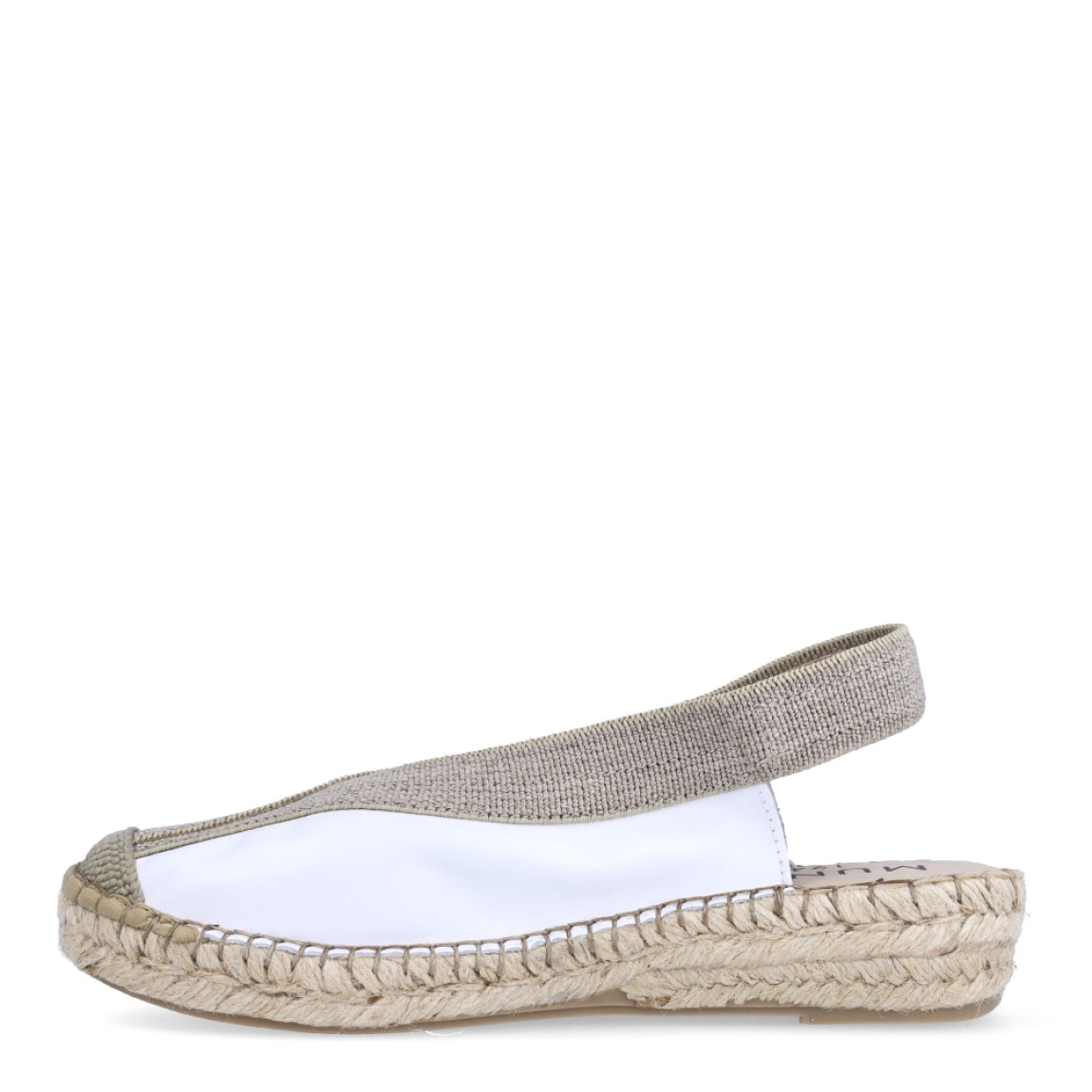 Alpargatas destalonadas de la marca Munné, modelo BENKA. Exterior en piel color blanco con punta redonda. Interior en piel color nude. Alpargata clásica con cierre elastico que va desde la pala hasta el talon.en tobillo. Alpargata con cuña de piel trenzada de 3cm de altura. Estas alpargatas Munné BENKA son ideales para esta temporada!
