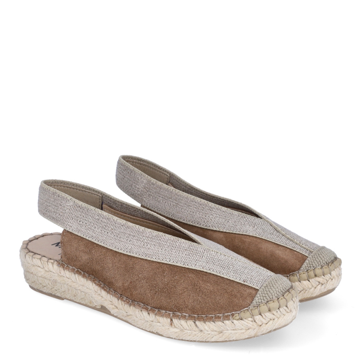 Alpargatas destalonadas de la marca Munné, modelo BENKA. Exterior en ante color camel con punta redonda. Interior en piel color nude. Alpargata clásica con cierre elastico que va desde la pala hasta el talon.en tobillo. Alpargata con cuña de piel trenzada de 3cm de altura. Estas alpargatas Munné BENKA son ideales para esta temporada!