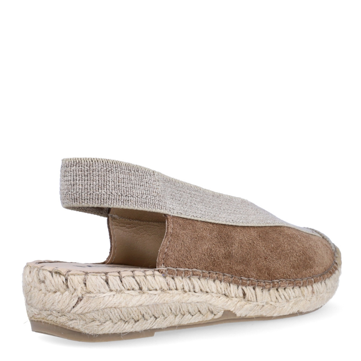 Alpargatas destalonadas de la marca Munné, modelo BENKA. Exterior en ante color camel con punta redonda. Interior en piel color nude. Alpargata clásica con cierre elastico que va desde la pala hasta el talon.en tobillo. Alpargata con cuña de piel trenzada de 3cm de altura. Estas alpargatas Munné BENKA son ideales para esta temporada!