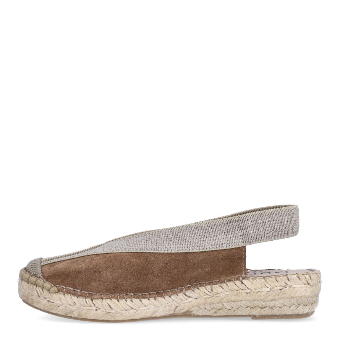 Alpargatas destalonadas de la marca Munné, modelo BENKA. Exterior en ante color camel con punta redonda. Interior en piel color nude. Alpargata clásica con cierre elastico que va desde la pala hasta el talon.en tobillo. Alpargata con cuña de piel trenzada de 3cm de altura. Estas alpargatas Munné BENKA son ideales para esta temporada!
