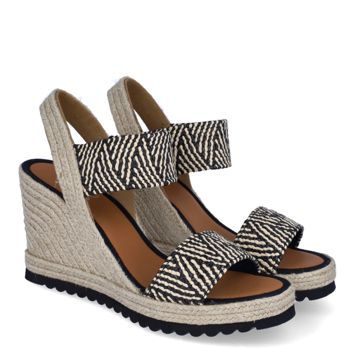Alpargatas de la marca Casteller, modelo BLUMA. Exterior de las alpargatas en textil con efecto corrugado multicolor entre blanco y negro con diseño. Interior de las alpargatas en piel color camel. Alpargatas con cuña de 8cm de altura. Estas alpargatas Casteller BLUMA son una tendencia de temporada. Gracias a su diseño, podrás estilizar tus looks con la máxima comodidad posible.