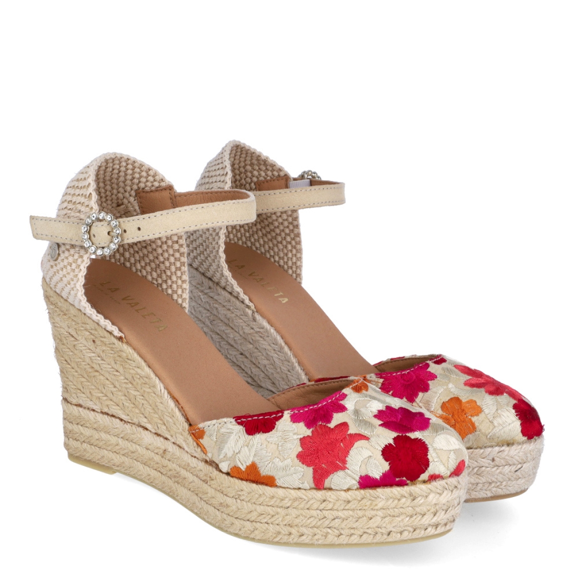 Alpargatas de la marca La Valeta, modelo CAMELIA. Elaboradas en tela bordada con flores multicolores en tonos fucsia, beig, naranja. Interior en piel color nude. Cierre de alpargatas con hebilla en talón y una cuña de 9cm de altura. Estas alpargatas La Valeta CAMELIA son ideales para lucirlas esta temporada!