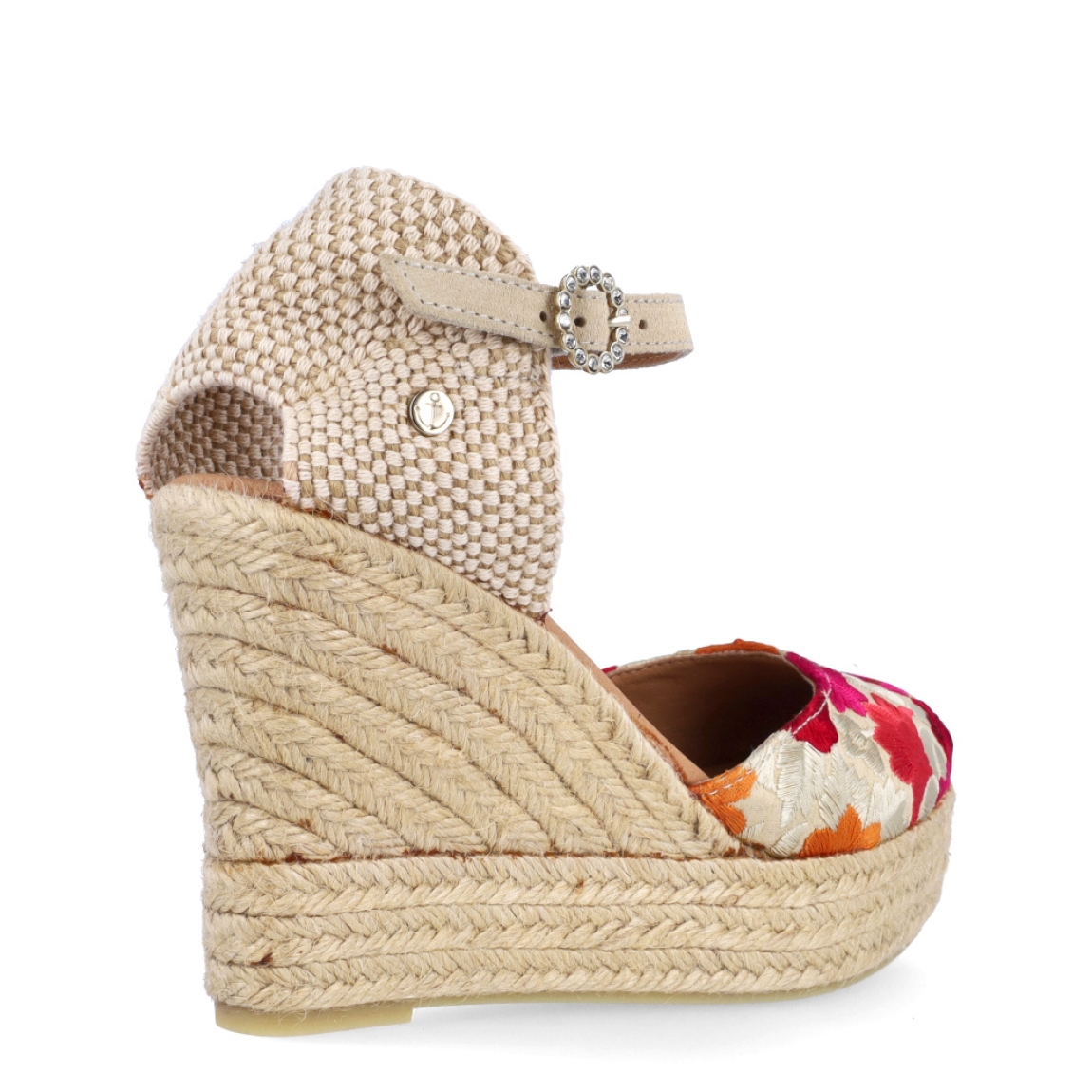 Alpargatas de la marca La Valeta, modelo CAMELIA. Elaboradas en tela bordada con flores multicolores en tonos fucsia, beig, naranja. Interior en piel color nude. Cierre de alpargatas con hebilla en talón y una cuña de 9cm de altura. Estas alpargatas La Valeta CAMELIA son ideales para lucirlas esta temporada!