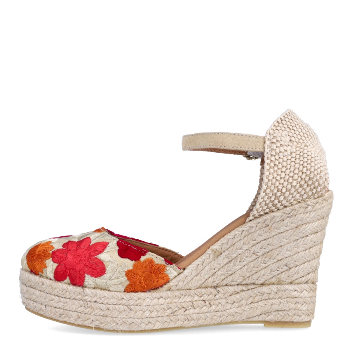 Alpargatas de la marca La Valeta, modelo CAMELIA. Elaboradas en tela bordada con flores multicolores en tonos fucsia, beig, naranja. Interior en piel color nude. Cierre de alpargatas con hebilla en talón y una cuña de 9cm de altura. Estas alpargatas La Valeta CAMELIA son ideales para lucirlas esta temporada!