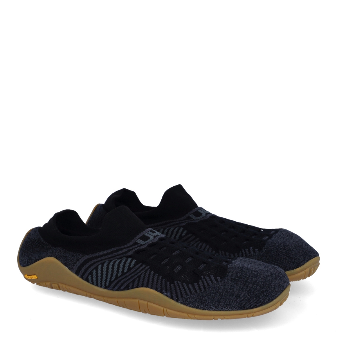 Deportivas de la marca UYN, modelo BEEMOTION. Exterior en tela color negro con detales en gris. Interior en piel color negro. Cierre sin cordones, con elasticos y suela plana de goma. Estas deportivas transpirables UYN BEEMOTION son ideales en comodidad y ligereza!