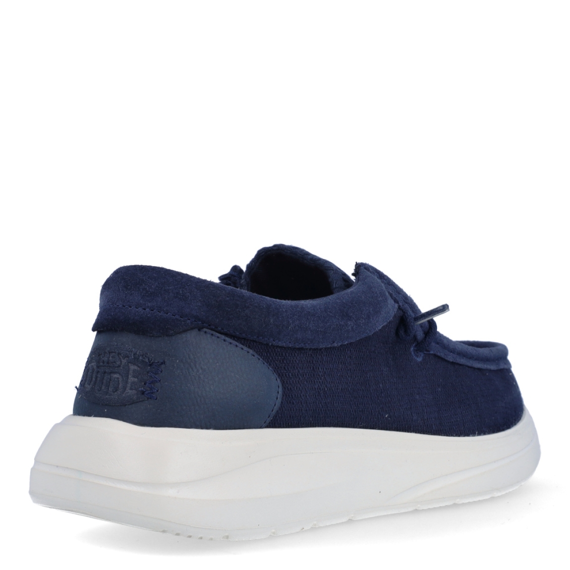 Náuticos de la marca Hey Dude, modelo WALLY COMF WOVE. Exterior de los náuticos en tela color azul marino. Interior de los náuticos en tela color azul marino con plantilla acolchada y extraíble. Cierre de los náuticos Hey Dude con cordones elásticos y suela plana de goma. Estos náuticos Hey Dude WALLY COMF WOVE, son el complemento perfecto para esta temporada, los podrás lucir con la máxima comodidad posible.