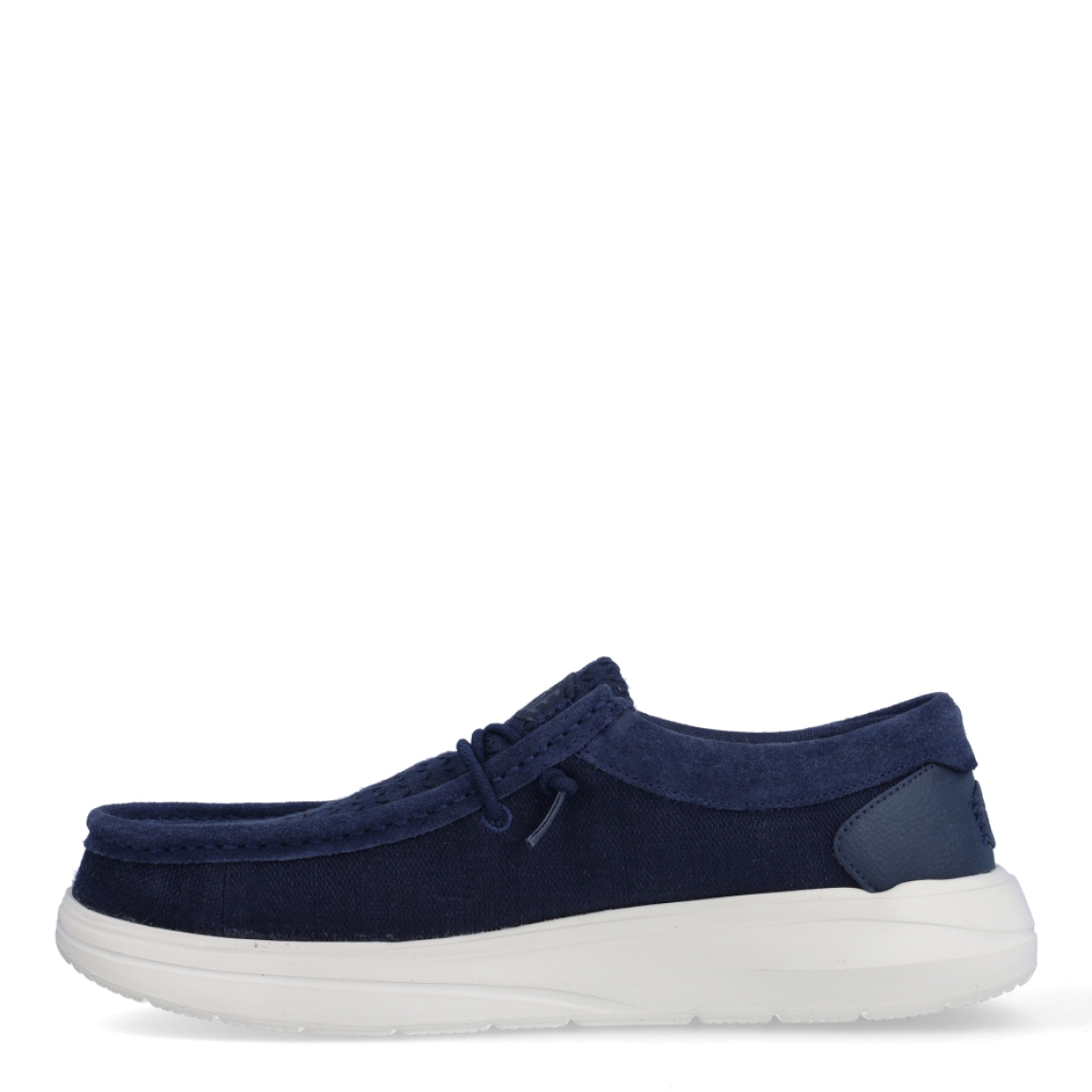 Náuticos de la marca Hey Dude, modelo WALLY COMF WOVE. Exterior de los náuticos en tela color azul marino. Interior de los náuticos en tela color azul marino con plantilla acolchada y extraíble. Cierre de los náuticos Hey Dude con cordones elásticos y suela plana de goma. Estos náuticos Hey Dude WALLY COMF WOVE, son el complemento perfecto para esta temporada, los podrás lucir con la máxima comodidad posible.