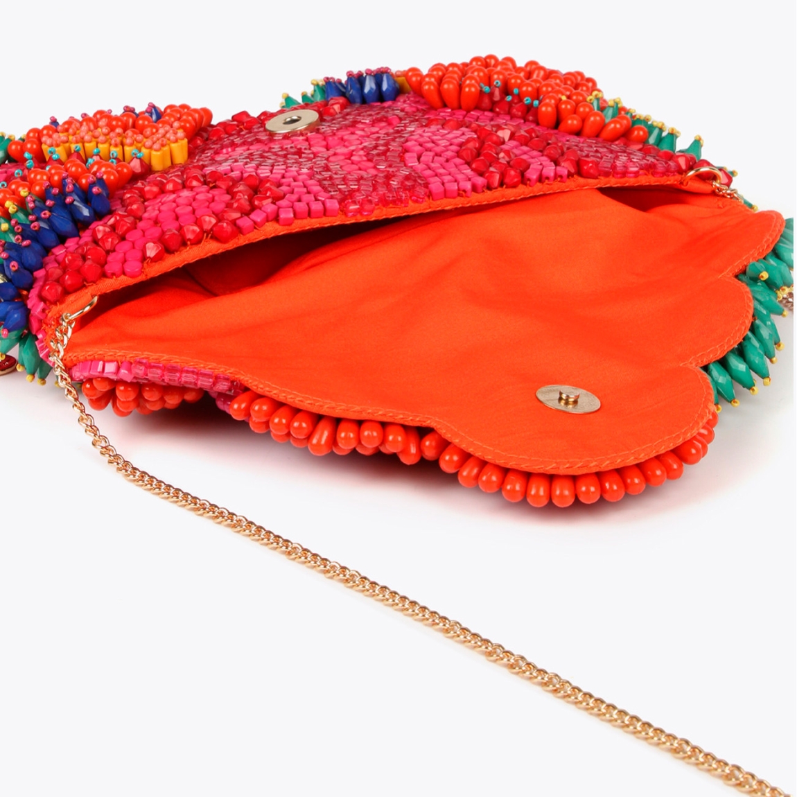 Bolso de la marca Lola Casademunt, modelo BRIGGET. Elborado en tela con piedrería multicolor. Contiene pequeño bolsillo interior y cadena para colgar. Cierre imantado. ALTO: 18 cm - LARGO: 28 cm - ANCHO: 14 cm / BANDOLERA: 100 cm. Este bolso Lola Casademunt BRIGGET es ideal para destacar tus looks en tus eventos más importantes!