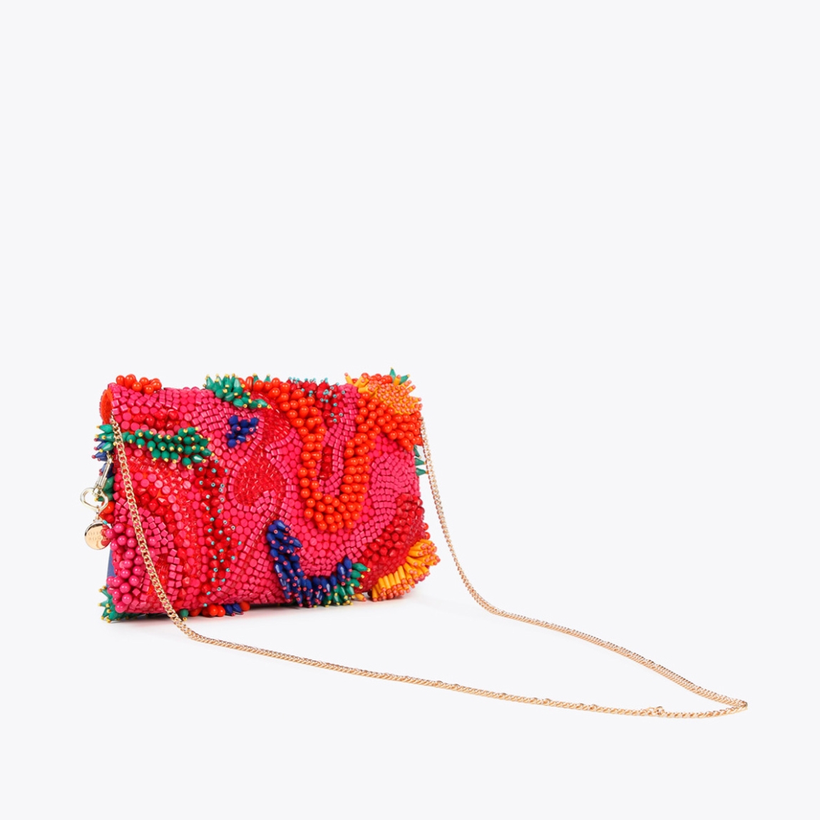 Bolso de la marca Lola Casademunt, modelo BRIGGET. Elborado en tela con piedrería multicolor. Contiene pequeño bolsillo interior y cadena para colgar. Cierre imantado. ALTO: 18 cm - LARGO: 28 cm - ANCHO: 14 cm / BANDOLERA: 100 cm. Este bolso Lola Casademunt BRIGGET es ideal para destacar tus looks en tus eventos más importantes!